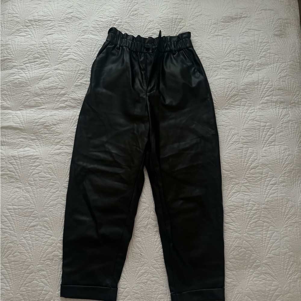 ZARA PATENT LEATHERS JOGGERS. Size M. Black.